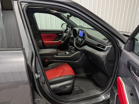Used 2025 Toyota Highlander XSE image 31