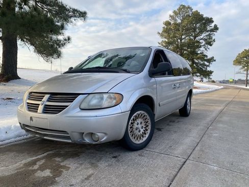 Used 2006 Dodge Grand Caravan SXT image 2