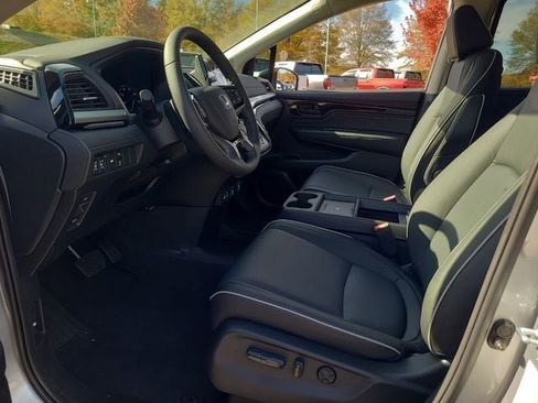 New 2026 Honda Odyssey Touring image 9