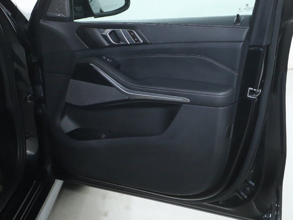 Used 2024 BMW X5 xDrive40i w/ M Sport Package AWD/4WD image 34