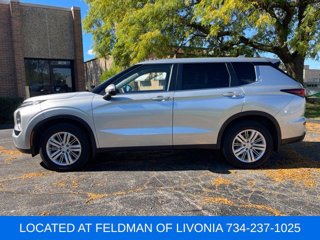 Used 2024 Mitsubishi Outlander ES AWD/4WD image 2