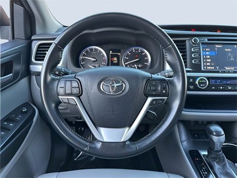 Used 2017 Toyota Highlander XLE image 17