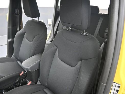 Used 2023 Jeep Renegade Latitude image 12