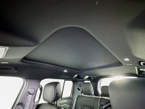 Used 2025 Land Rover Defender 110 S image 13