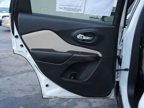 Used 2017 Jeep Cherokee Sport image 19