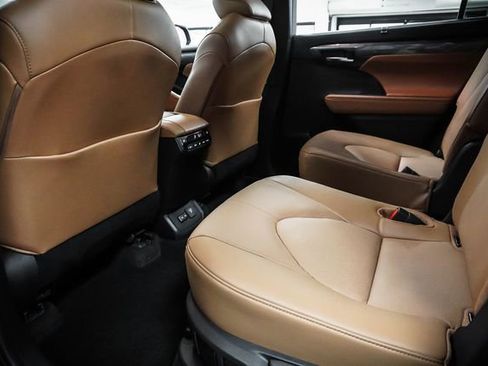 Used 2024 Toyota Highlander Platinum image 21