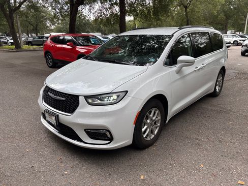 Used 2022 Chrysler Pacifica Touring-L FWD image 10