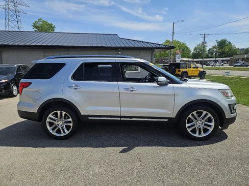 Used 2017 Ford Explorer Limited w/ Equipment Group 301A FWD image 5