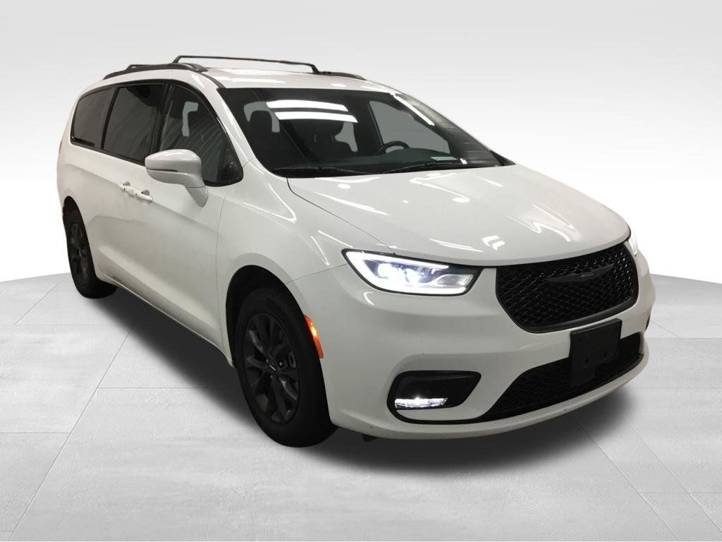 Used 2021 Chrysler Pacifica Touring-L w/ Uconnect Theater Family Group AWD/4WD image 3