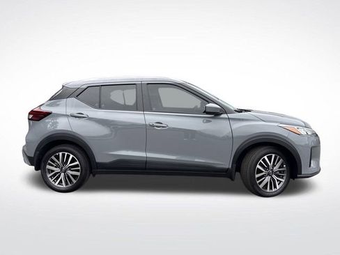 Used 2024 Nissan Kicks SV image 2