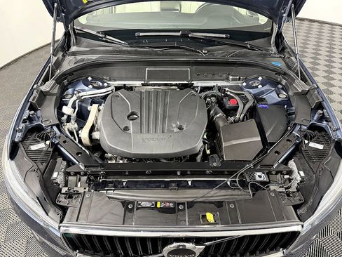 Used 2022 Volvo XC60 B5 Momentum image 45