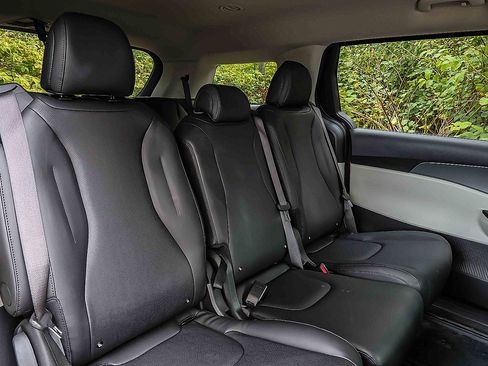 Certified 2023 Kia Carnival LX image 26