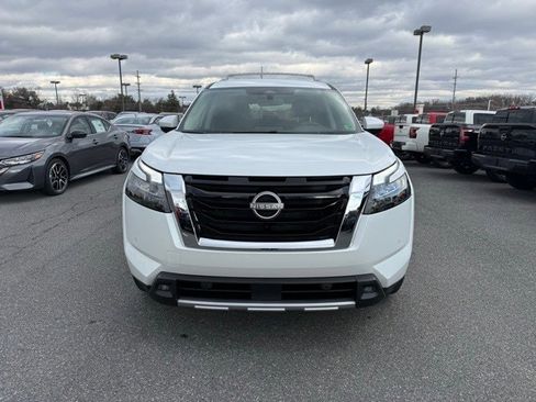 New 2025 Nissan Pathfinder SL image 3
