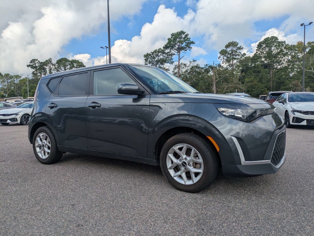 Used 2024 Kia Soul LX w/ Option Group 015 FWD image 2