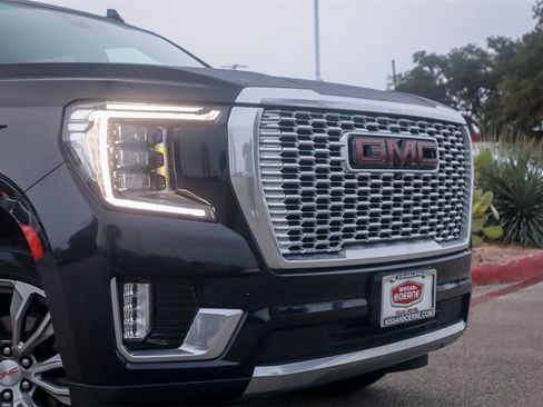Used 2021 GMC Yukon XL Denali w/ Denali Premium Package image 3
