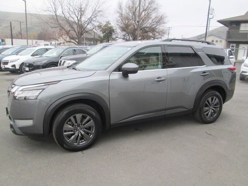 Used 2022 Nissan Pathfinder SV image 3