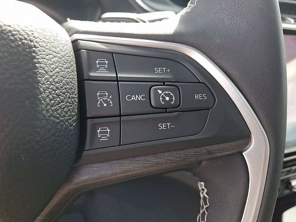 Used 2025 Jeep Grand Cherokee L Limited AWD/4WD image 24