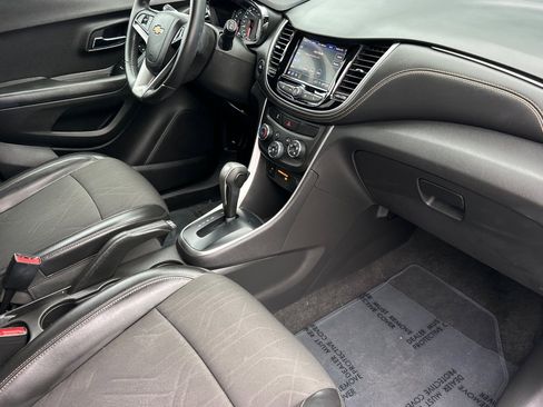Used 2022 Chevrolet Trax LT w/ LT Convenience Package image 19