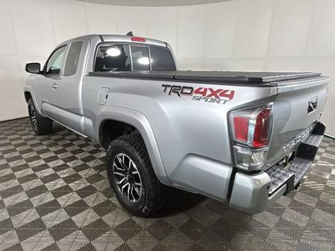 Used 2022 Toyota Tacoma TRD Sport w/ TRD Premium Sport Package AWD/4WD image 4