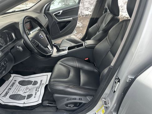 Used 2017 Volvo V60 T5 Cross Country w/ Convenience Package image 11