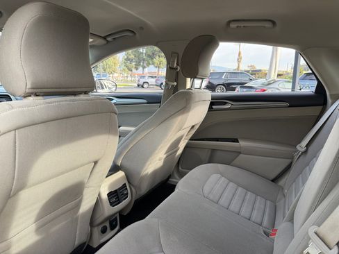 Used 2017 Ford Fusion SE image 16