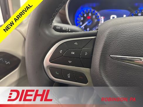 Used 2023 Chrysler Pacifica Limited w/ Uconnect Theater Family Group image 28