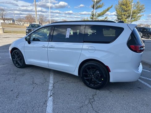 New 2026 Chrysler Pacifica Limited image 22