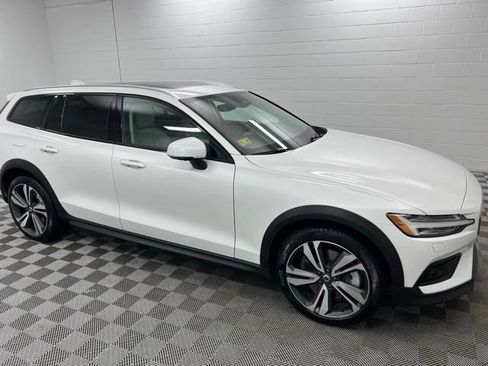 Used 2025 Volvo V60 B5 Cross Country Plus w/ Protection Package Premier AWD/4WD image 4