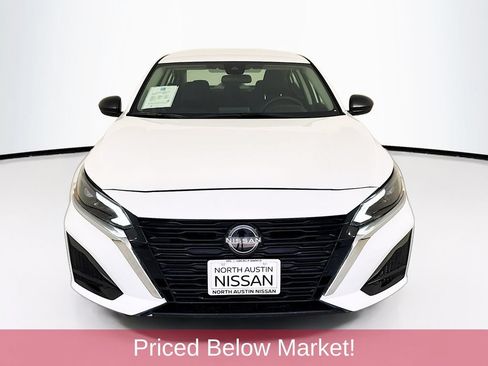 Used 2025 Nissan Altima 2.5 SV FWD image 2