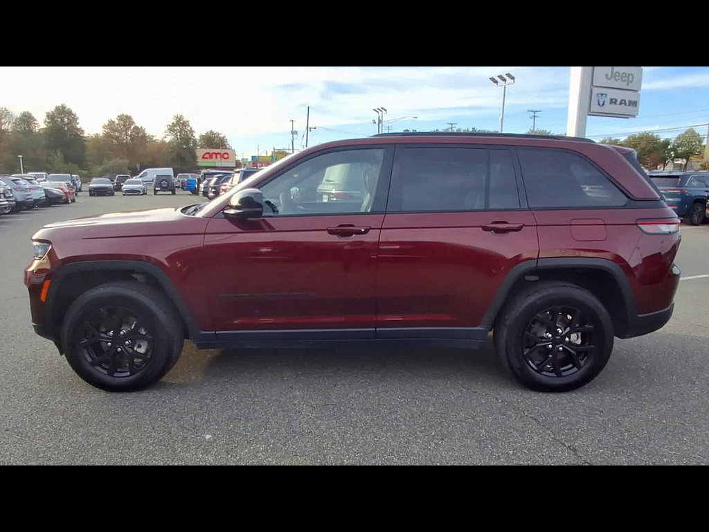 Used 2024 Jeep Grand Cherokee Altitude AWD/4WD image 5