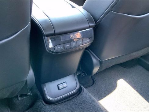 Used 2023 Toyota Highlander XLE AWD/4WD image 10