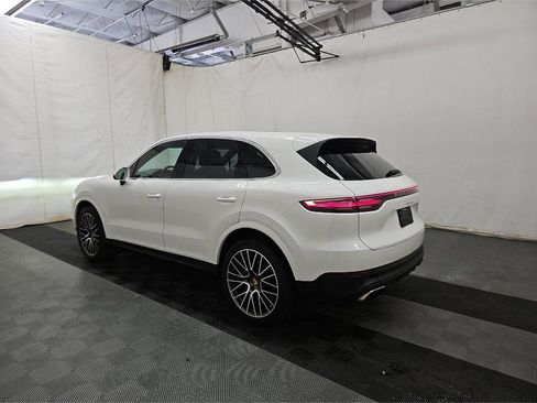 Used 2023 Porsche Cayenne w/ Premium Package AWD/4WD image 6