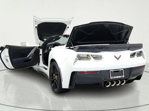 Used 2015 Chevrolet Corvette Z06 w/ 3LZ Preferred Equipment Group RWD image 11