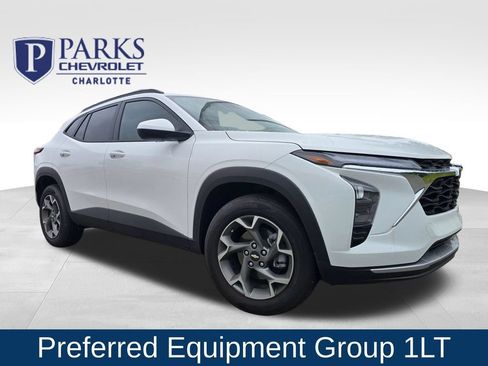 Used 2025 Chevrolet Trax LT w/ Driver Confidence Package FWD image 1
