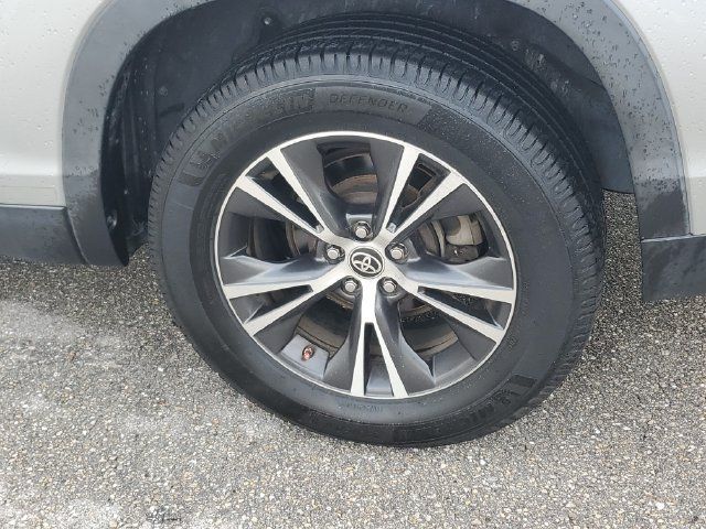 Used 2019 Toyota Highlander LE FWD image 5