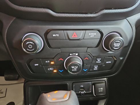 Used 2019 Jeep Renegade Altitude w/ Quick Order Package 2XM image 12