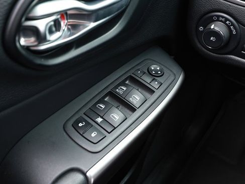 Used 2022 Jeep Cherokee Latitude Lux w/ Mopar Interior Package AWD/4WD image 20