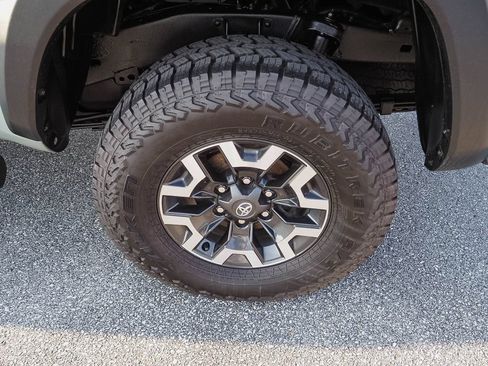 Used 2023 Toyota Tacoma TRD Off-Road w/ Technology Package AWD/4WD image 33
