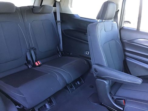 Used 2023 Jeep Grand Cherokee L Laredo image 11