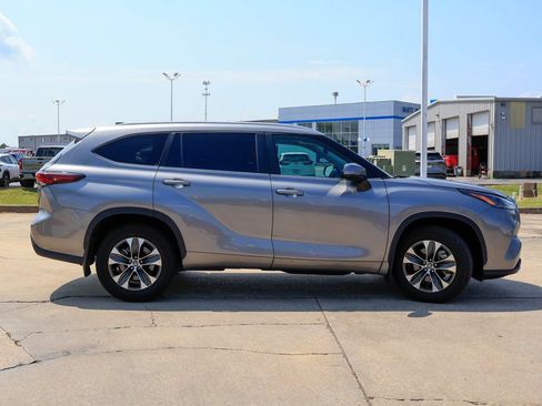 Used 2025 Toyota Highlander XLE FWD image 27