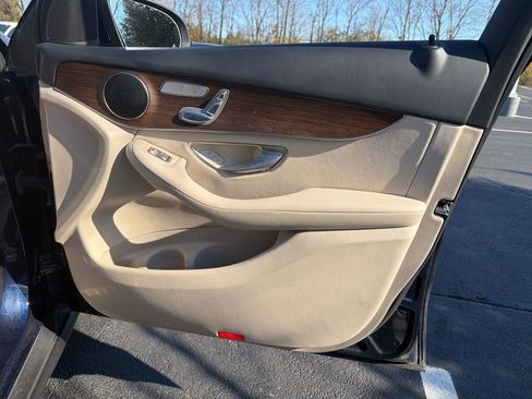 Used 2022 Mercedes-Benz GLC 300 4MATIC image 27