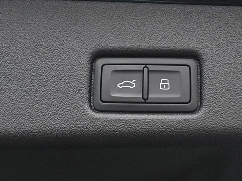 Certified 2025 Audi Q5 Premium w/ Convenience Package image 32