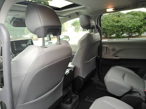 Used 2022 Toyota Sienna XLE AWD/4WD image 13