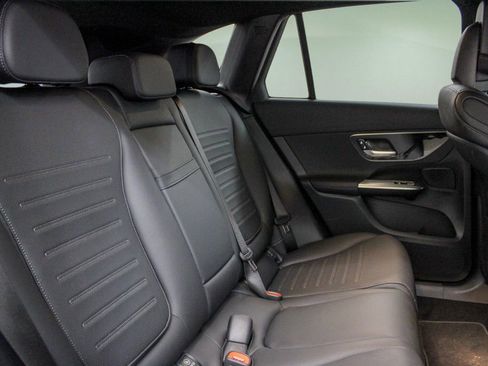 Used 2025 Mercedes-Benz GLC 300 4MATIC image 16