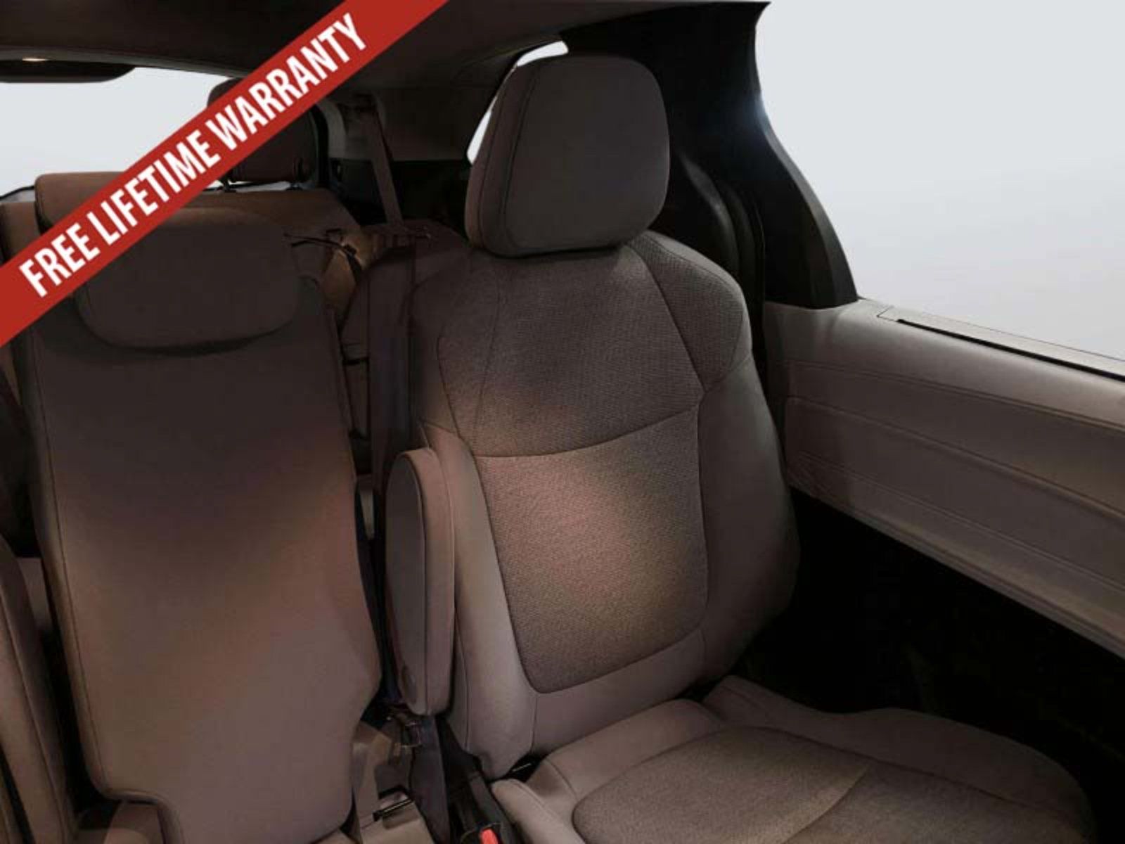 Used 2025 Toyota Sienna LE FWD image 32