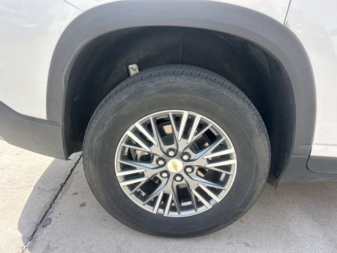 Used 2025 Chevrolet Traverse LT w/ Driver Confidence Package FWD image 3