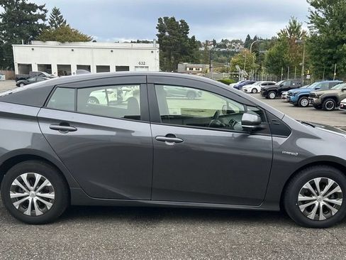 Certified 2022 Toyota Prius LE AWD/4WD image 4