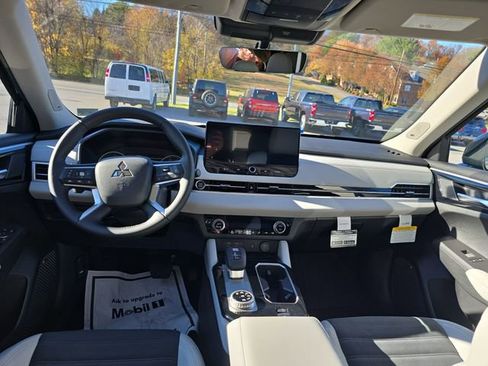 New 2025 Mitsubishi Outlander SE image 11