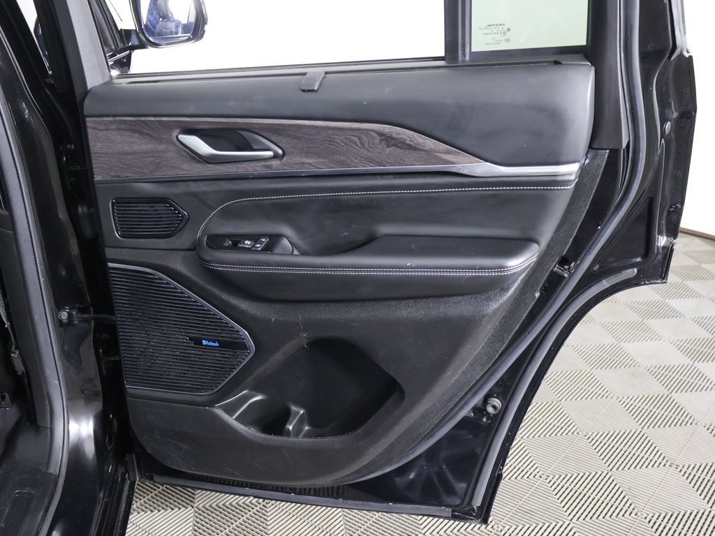 Used 2022 Jeep Grand Cherokee Overland w/ Luxury Tech Group IV AWD/4WD image 31