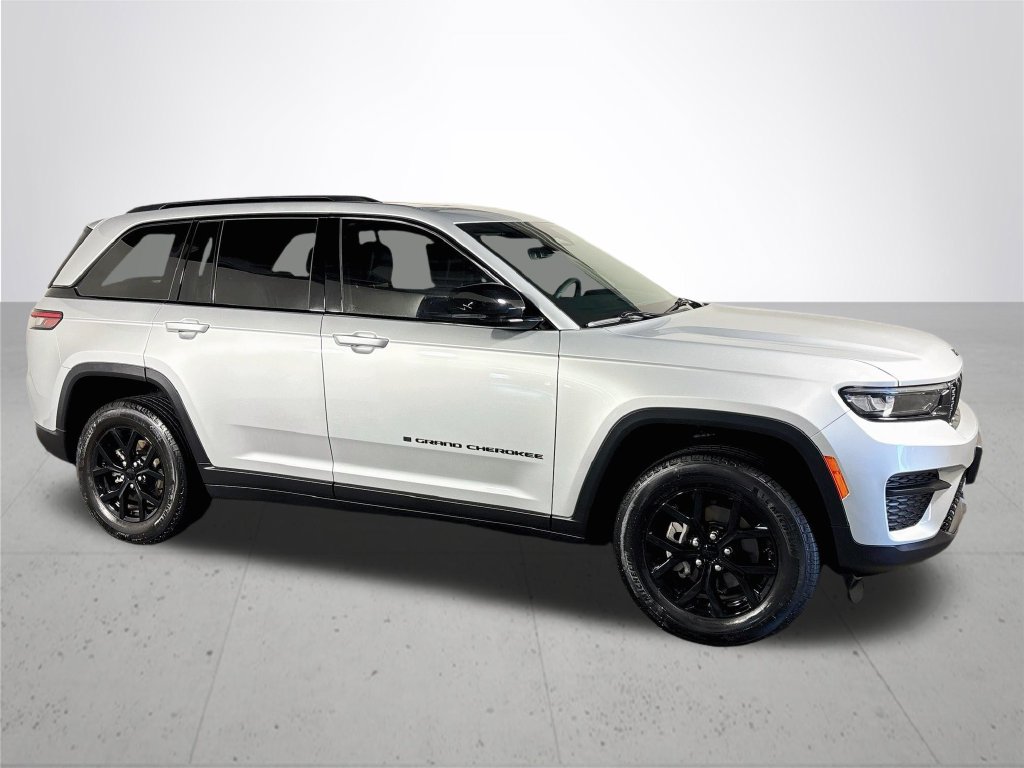 Used 2025 Jeep Grand Cherokee Altitude AWD/4WD image 4